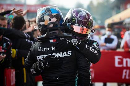 El abrazo de las espadas de Mercedes: Lewis Hamilton y Valtteri Bottas, la fórmula con la que las Flechas de Plata dominan desde 2016 en el campeonato de Constructores