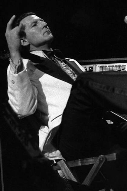 Jerry Lee Lewis coloca un pie sobre las teclas del piano durante una presentación en el Madison Square Garden de Nueva York, el 14 de marzo de 1975