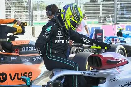 Lewis Hamilton abandona su Mercedes en el Gran Premio de Azerbaiyán, tomándose la zona donde sufre dolor por el porpoising o marsopeo del auto.
