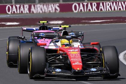 Lewis Hamilton acelera delante de Franco Colapinto durante la primera sesión de entrenamientos de la Fórmula 1 en el GP de Australia.