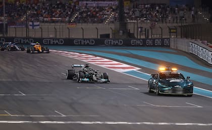 Lewis Hamilton al frente en el Gran Premio de Abu Dhabi, detrás del auto de seguridad y delante de rivales que tenían una vuelta menos
