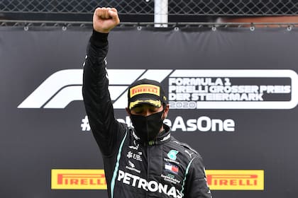 Lewis Hamilton celebra el triunfo con el puño en alto; el británico, activista del movimiento BlackLivesMatter, enseñó en Spielberg su compromiso con la lucha contra el racismo y a favor de la diversidad y su batalla fue acompañada por el resto de los pilotos que volvieron a posar antes de la carrer