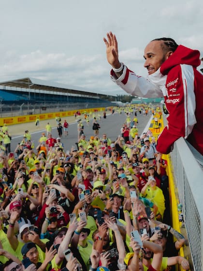Lewis Hamilton celebró su tercer puesto en "casa". En Silverstone, el piloto tuvo su segundo podio consecutivo de la temporada