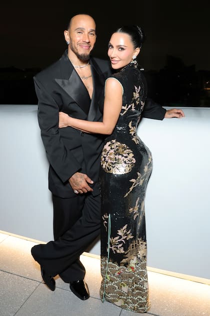 Lewis Hamilton (con smoking sin camisa) y Kim Kardashian (llevó un vestido Saint Laurent vintage) se alzaron con todas las miradas en la inauguración del museo y se mostraron muy cariñosos en público