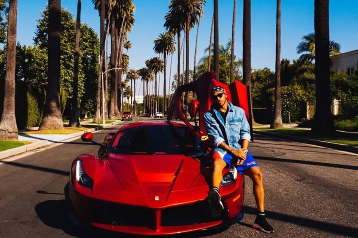 Lewis Hamilton con su Ferrari LaFerrari, uno de los exclusivos deportivos que tiene en su garage