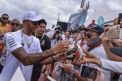 Lewis Hamilton criticó con dureza la lenta reacción de la Fórmula 1 para rechazar los actos de discriminación y brutalidad policial que convergieron en el asesinato del ciudadano estadounidense George Floyd en Minneapolis