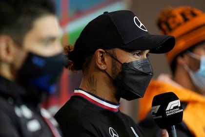 Lewis Hamilton, de Mercedes, y su exposición ante la prensa luego de un viernes negro