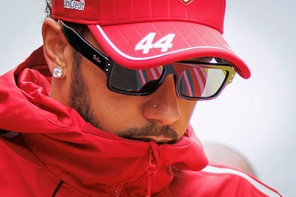 Lewis Hamilton, del equipo Ferrari, conduce un monopatín en el paddock antes del Gran Premio de Bélgica de Fórmula 1 en el circuito de Spa-Francorchamps, en Spa, el 24 de julio de 2025.