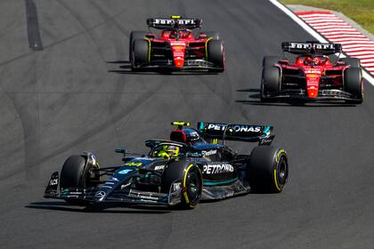Lewis Hamilton delante de Charles Leclerc y Carlos Sainz en Hungría, como Mercedes estuvo por arriba de Ferrari en la temporada de 2023, la del récord histórico de facturación en la Fórmula 1 por parte de la escuadra alemana.