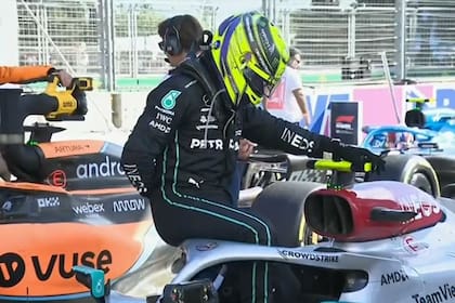Lewis Hamilton desciende con dificultades y con dolores del Mercedes N°44 en Bakú; el porpoising, eje de controversias en la Fórmula 1
