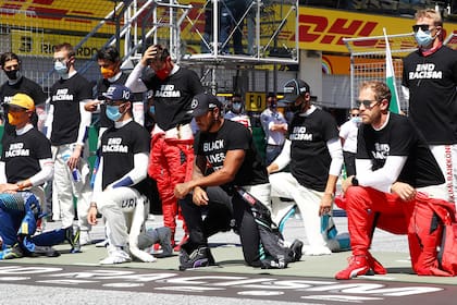 Lewis Hamilton en el centro de la escena: el piloto de Mercedes pidió una mayor colaboración a las escuderías, en particular a Ferrari, para difundir la batalla contra el racismo y a favor de la diversidad