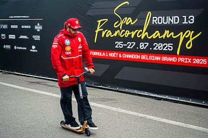 Lewis Hamilton en el circuito de Spa-Francorchamps, a donde Ferrari llevó actualizaciones de la suspensión trasera del SF-25; el británico trabaja para optimizar el modelo de 2026, año en que la Fórmula 1 implementará cambios técnicos y de motor en los autos.