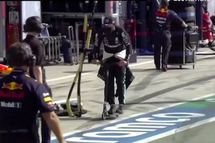 Lewis Hamilton, en monopatín en medio de la carrera en Monza