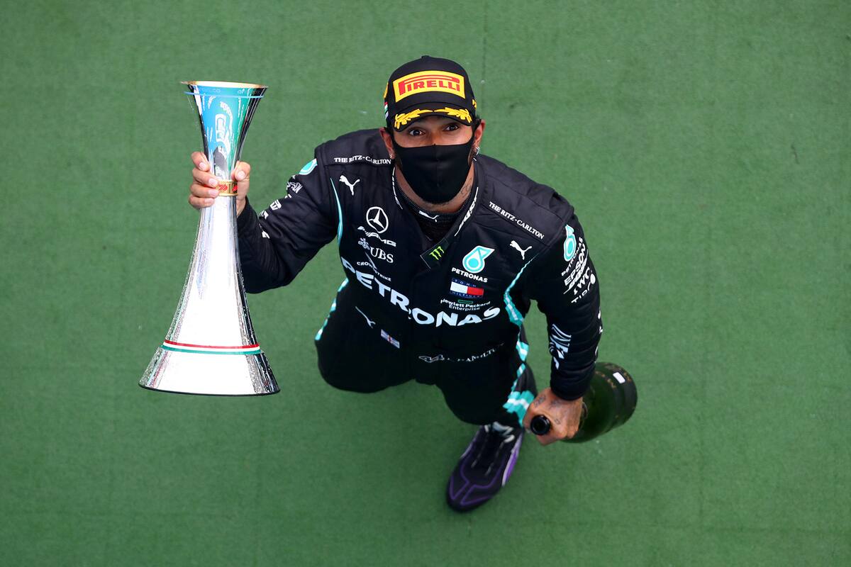 Lewis Hamilton exhibe el trofeo que recibió por la victoria en el Gran Premio de Hungría: el británico se impuso ocho veces en Hungaroring, suma 86 éxitos en la Fórmula 1 y batalla por ganar su séptimo título del mundo y superar el récord de 91 triunfos de Michael Schumacher