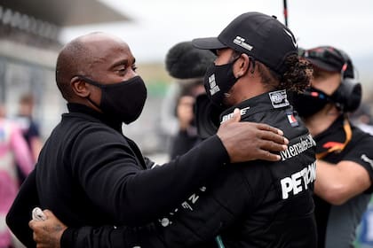 Anthony Hamilton saluda a su hijos Lewis por la victoria 92 en la Fórmula 1; el piloto recompuso la relación con su padre, después de un distanciamiento de casi una década