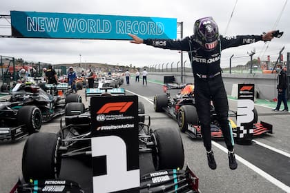 Lewis Hamilton festeja su victoria 92