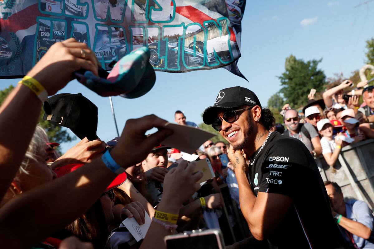 Lewis Hamilton Firmando Autografos.