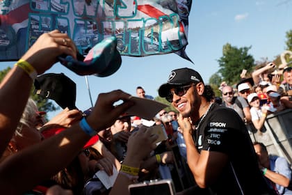 Después de la debacle en Hockenheim, Lewis Hamilton se energiza con el público en Hungaroring.