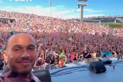 Lewis Hamilton fue ovacionado por el público en Austin. Captura de video