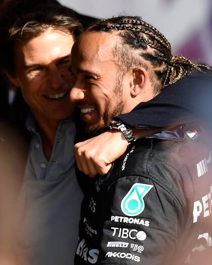 Lewis Hamilton junto con Tom Cruise en Silverstone, durante el último Gran Premio de Gran Bretaña; por el calendario de Fórmula 1, el piloto vio frustrada su participación en la nueva película Top Gun