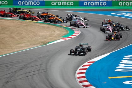 Lewis Hamilton lidera el pelotón, mientras su compañero Valtteri Bottas cae al cuarto puesto, superado por Max Verstappen y Lance Stroll; el británico gestionó los neumáticos para arrasar en Montmeló