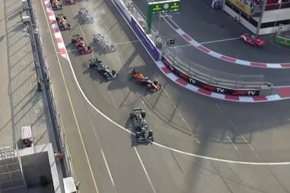 Lewis Hamilton logró pasar a Checo Pérez en el reinicio de la carrera, pero cometió un gravísimo error y siguió de largo