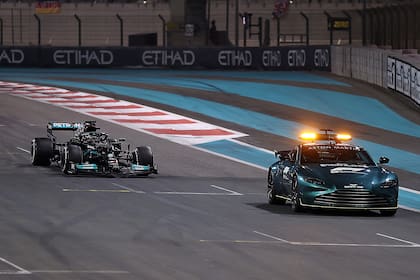 Lewis Hamilton marcha detrás del Aston Martin que maneja Bernd Mayländer en la polémica definición del Mundial de la Fórmula de 2021, en el circuito de Abu Dhabi