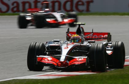 Lewis Hamilton por delante de Fernando Alonso, después del Gran Premio de Mónaco el español entendió que el trato de McLaren para su compañero no era el habitual para un segundo piloto