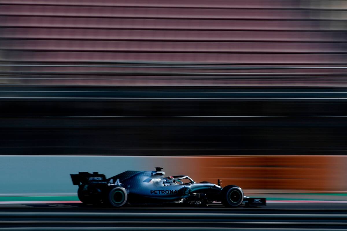 Lewis Hamilton prueba su auto en el circuito de Cataluña
