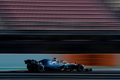 Lewis Hamilton prueba su auto en el circuito de Cataluña