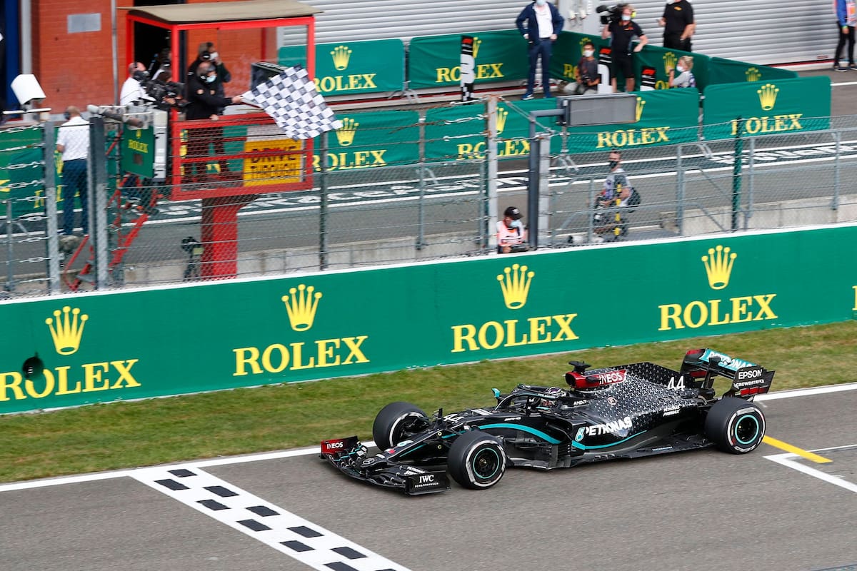 Lewis Hamilton recibe la bandera a cuadros: con la victoria en Spa-Francorchamps, el británico suma 89 triunfos en la Fórmula 1, a dos del récord de Michael Schumacher; en Bélgica rompió la marca de kilómetros como puntero: 24.297