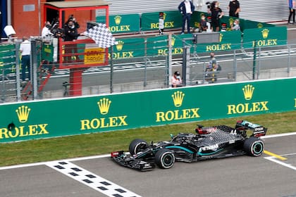 Lewis Hamilton recibe la bandera a cuadros: con la victoria en Spa-Francorchamps, el británico suma 89 triunfos en la Fórmula 1, a dos del récord de Michael Schumacher; en Bélgica rompió la marca de kilómetros como puntero: 24.297