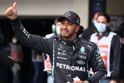 Lewis Hamilton saluda al público en Interlagos