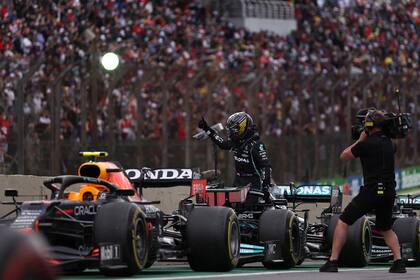 Lewis Hamilton saluda al público en Interlagos, después de ofrecerle una estupenda remontada de 15 puestos en 24 vueltas;