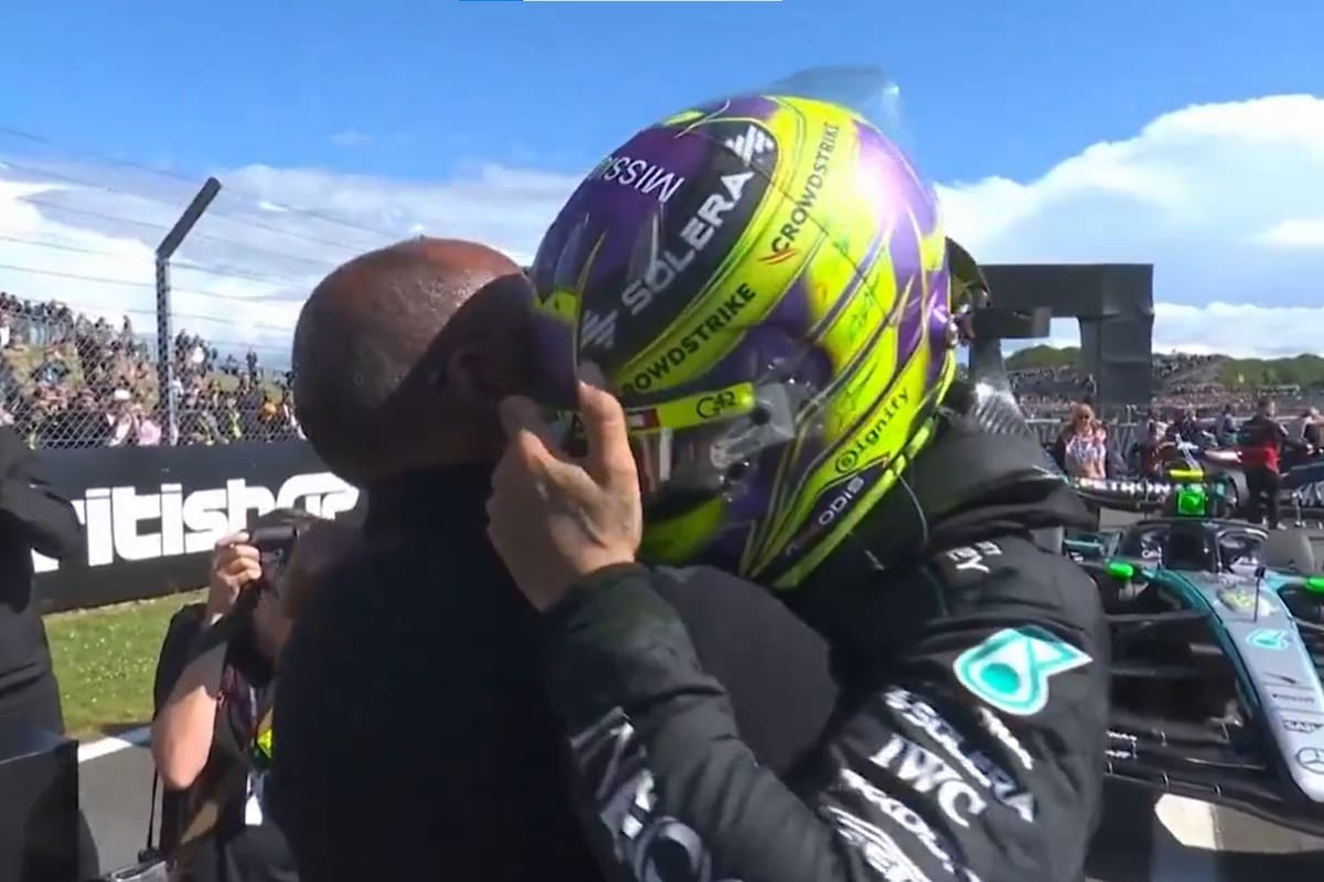 Lewis Hamilton se abraza con su padre Anthony tras ganar el Gran Premio de Silverstone