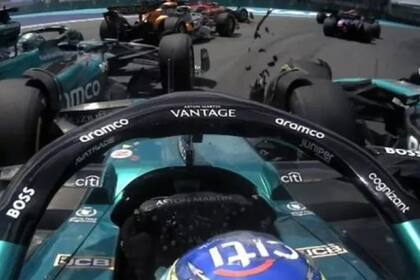 Lewis Hamilton se filtra por la derecha y provoca el choque entre los Aston Martin de Fernando Alonso y Lance Stroll, y el despiste de Lando Norris, en la primera curva del callejero de Miami.
