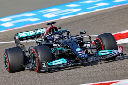 Lewis Hamilton se quedó con la primera carrera de la temporada de Fórmula 1 en un final inesperado.