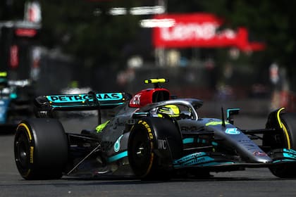 Lewis Hamilton transita el circuito de Bakú, durante el Gran Premio de Azerbaiyán; el séptuple campeón británico expuso las dificultades de Mercedes para controlar el porpoising tras la cita en el trazado callejero