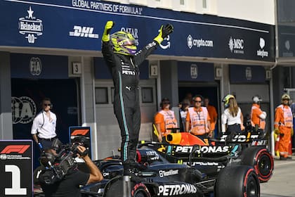 Lewis Hamilton vuelve a una pole position luego de un año y medio; cerró con una alegría inesperada una prueba clasificación en Hungría que parecía muy complicada para Mercedes.
