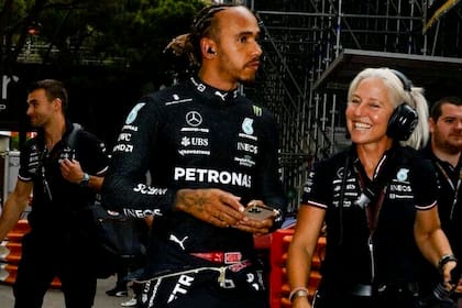 Lewis Hamilton y Angela Cullen tienen tatuada la palabra loyalty en la muñeca izquierda; la lealtad, siempre vigente