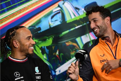 Lewis Hamilton y Daniel Ricciardo durante la rueda de prensa de los pilotos en el autódromo de Monza, en Italia; el británico asegura que continuará durante varias temporadas en Mercedes, que inició conversaciones para sumar como reserva al piloto australiano
