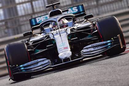 Lewis Hamilton y el W10 de Mercedes, el auto que Racing Point tomó como referencia para copiar el modelo aerodinámico; el magnate Lawrence Stroll, además compró el motor, la caja de velocidades, las suspensiones