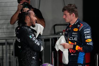 Lewis Hamilton y Max Verstappen dos de las estrellas que alzaron su voz contra la FIA. (AP Foto/Vincent Thian)