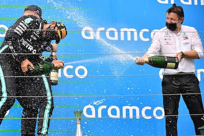 Lewis Hamilton y Peter Bonnington ensayan un duelo durante la ceremonia de premiación del Gran Premio de Hungría 2020; el británico y su ingeniero de pista, una relación de ocho temporadas y cinco títulos mundiales