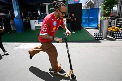Lewis Hamilton y su habitual monopatín para trasladarse en el paddock: está frustrado con su campaña 2025