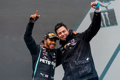 Lewis Hamilton y Toto Wolff celebran el séptimo título del británico, tras el Gran Premio de Turquía; el piloto renovará el vínculo con Mercedes por tres años y con un contrato de 70 millones de euros por temporada, mientras que el CEO ya acordó su renovación trianual y es dueño del 33% de la escude