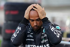 Lewis Hamilton y un gesto repetido en 2022; si bien se alegró por el podio de Australia en este amanecer de la temporada 2023, el inglés sigue quejándose de su Mercedes.