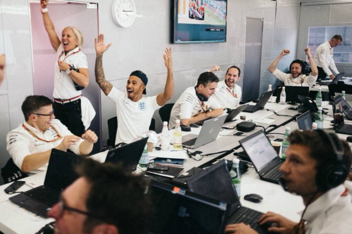 Lewis Hamilton ya había celebrado su pole, pero después siguió de festejo: el pase de Inglaterra a las semifinales del Mundial