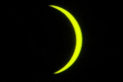Lewis se reunió con amigos en un campo para observar el eclipse solar