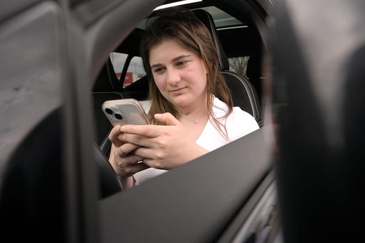 Lexi Bogan usa una app para clonar su voz y poder hablar, luego de que una operación en el cerebro le dejó un impedimento en el habla